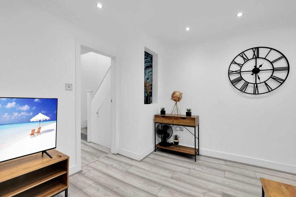 Newly Refurbished 2 Bdr House in a Town Centre6
