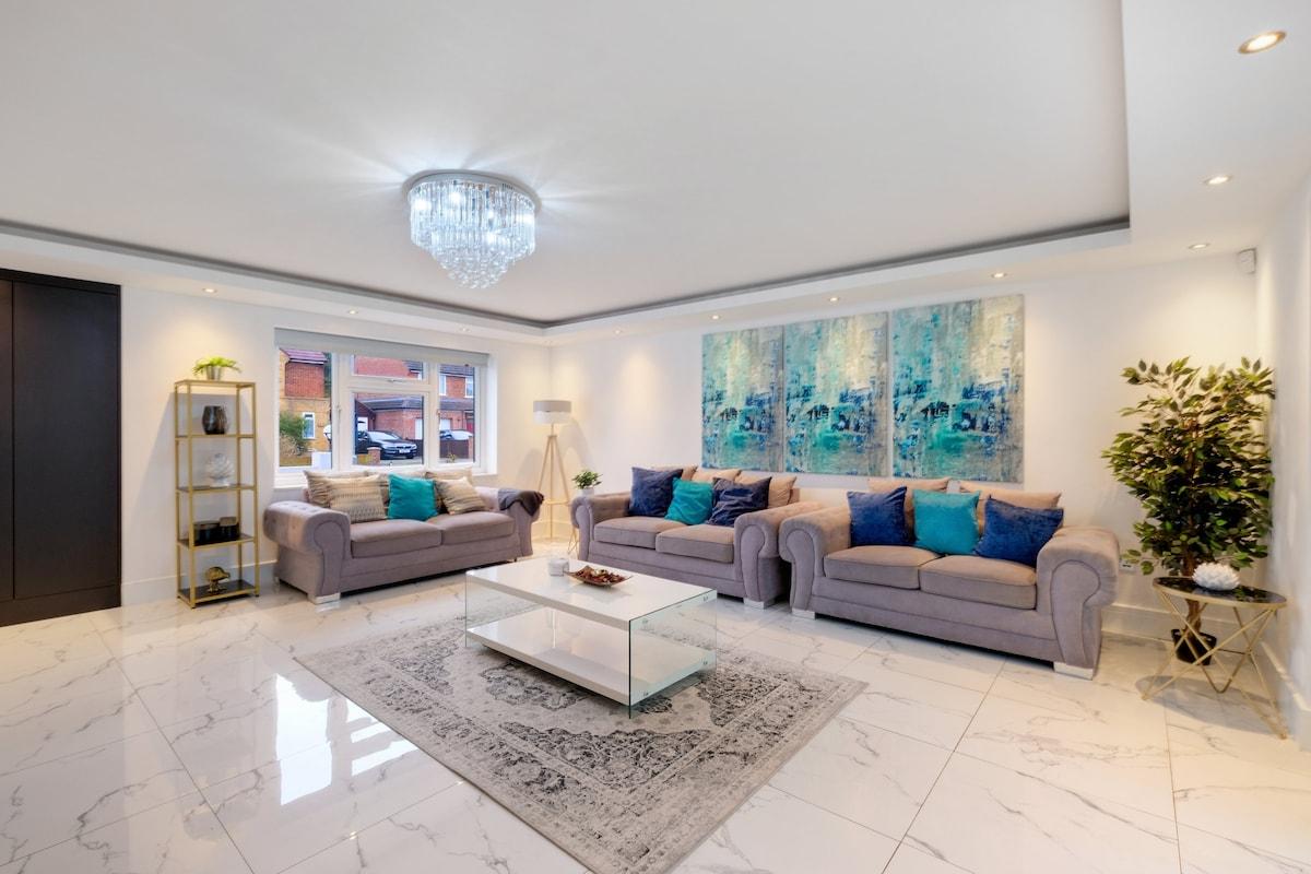 Stunning 5 Bedroom, 3 Bathroom Home in Windsor