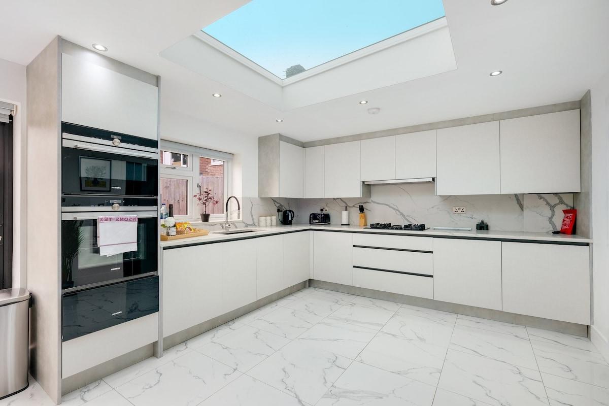 Stunning 5 Bedroom, 3 Bathroom Home in Windsor5