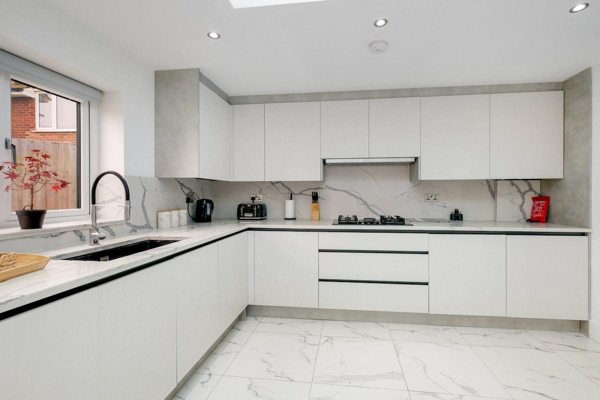 Stunning 5 Bedroom, 3 Bathroom Home in Windsor6