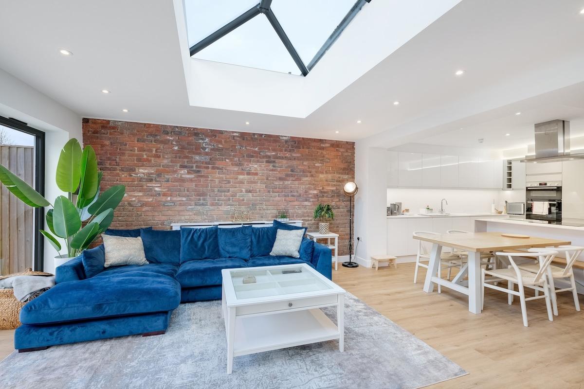 Stunning 6 Bed House with Game Room and Garden