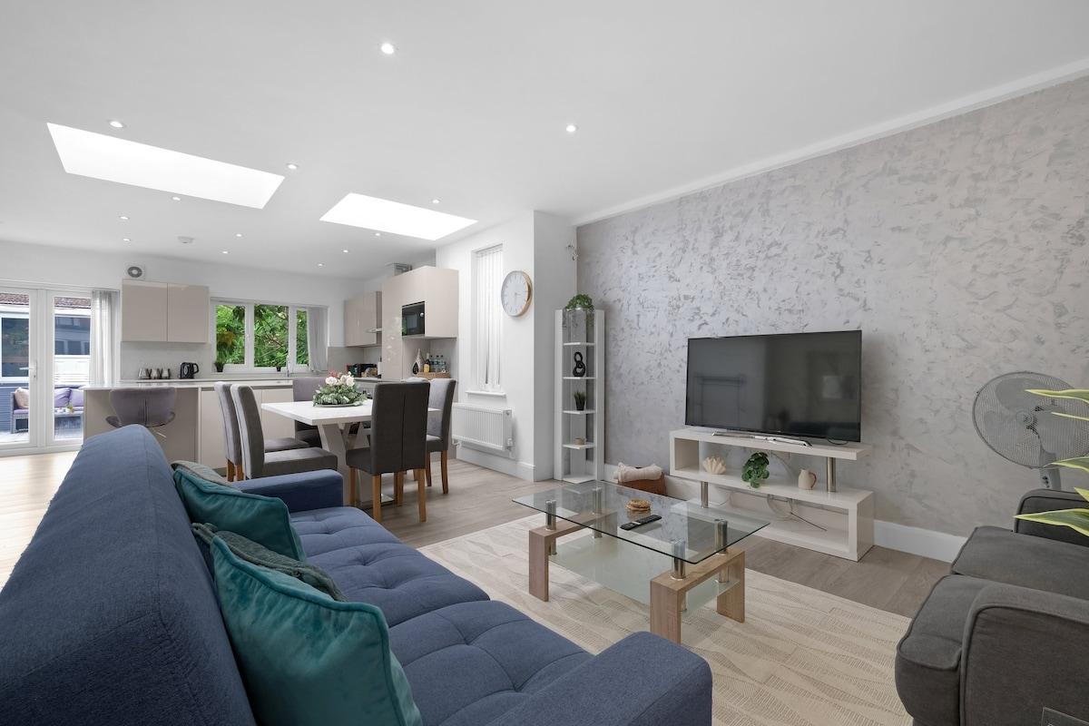 Modern 3 Bedroom, 2.5-Bathroom Home in Edgware