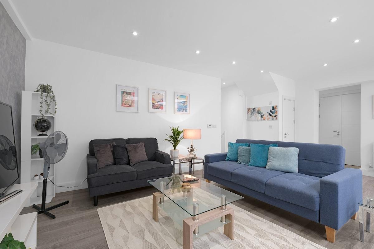 Modern 3 Bedroom, 2.5-Bathroom Home in Edgware2