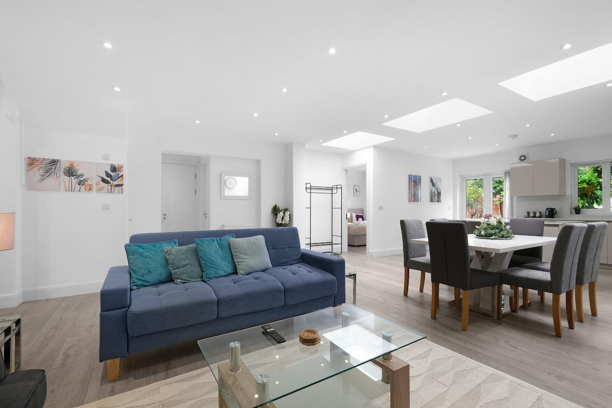 Modern 3 Bedroom, 2.5-Bathroom Home in Edgware3