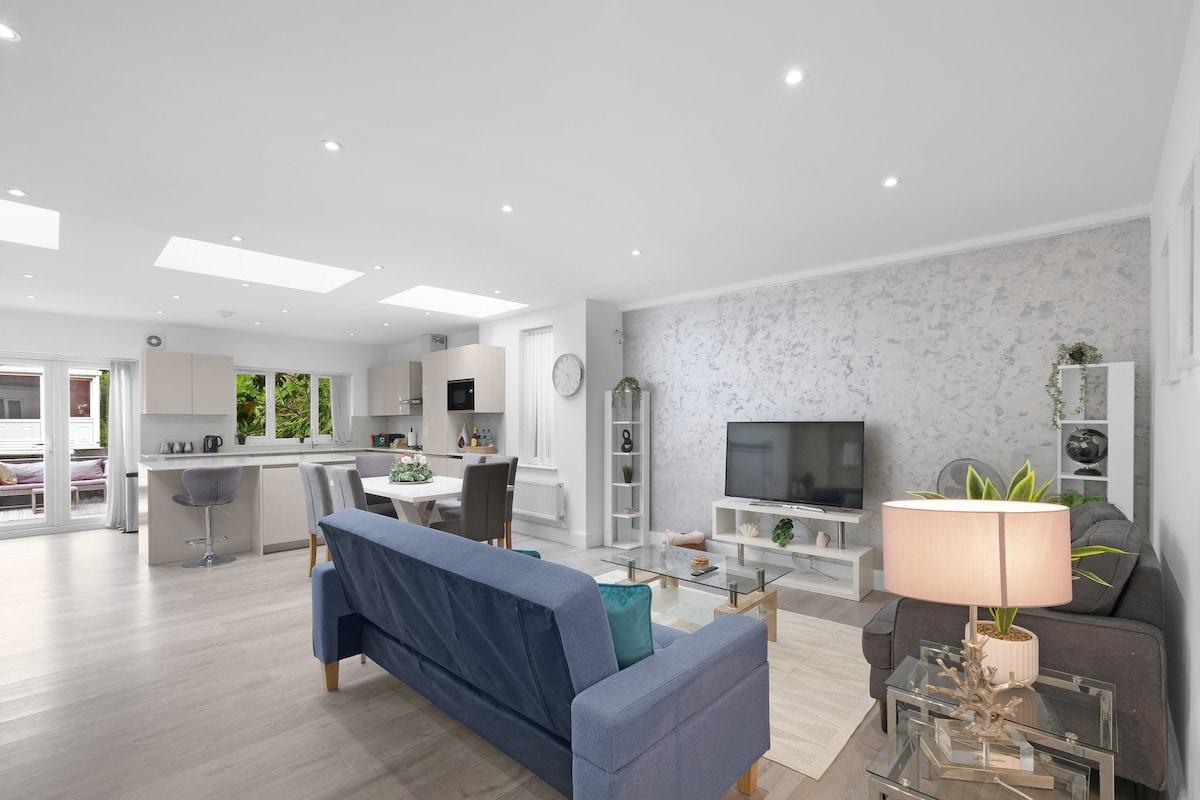 Modern 3 Bedroom, 2.5-Bathroom Home in Edgware4