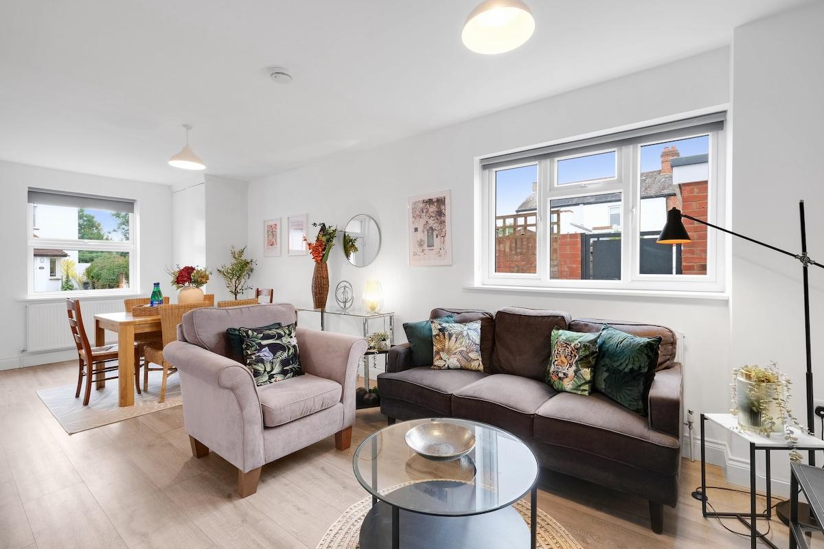 Stylish 4 Bedroom, 2.5-Bath Home in Borehamwood