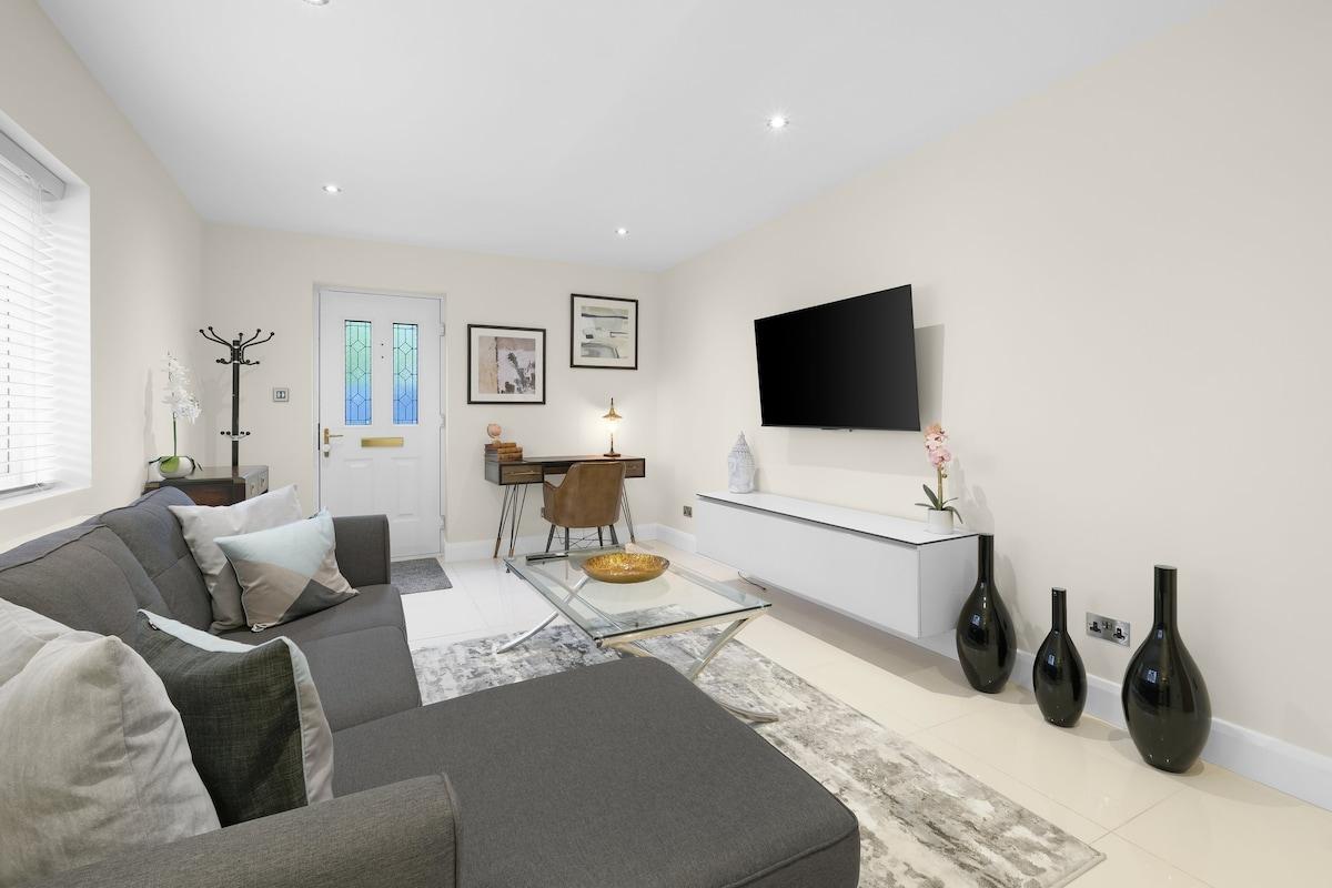 Modern Comfort 2-Bedroom, 2-Bathroom House