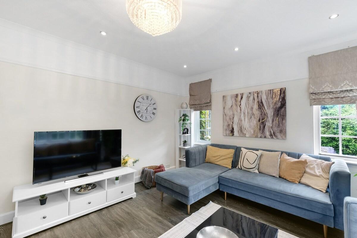 Elegant 5 Bedroom, 2 Bathroom Home at Marlow Hill3