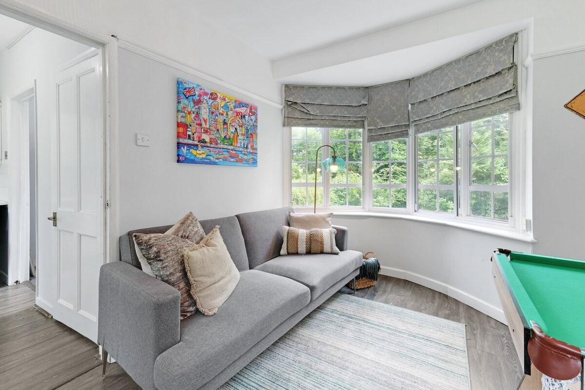 Elegant 5 Bedroom, 2 Bathroom Home at Marlow Hill6