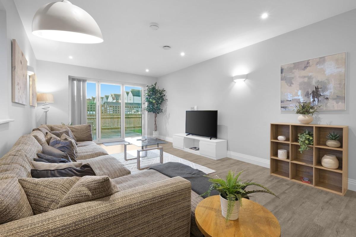 Isleworth Garden Retreat | 3BR 2BA + Gated Parking