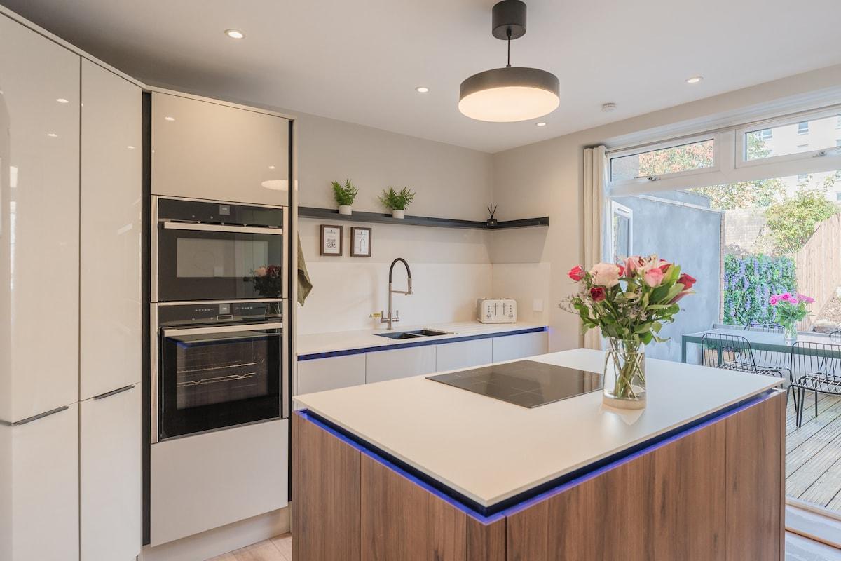 Henderson House - West End 3 Bedroom Family Home5