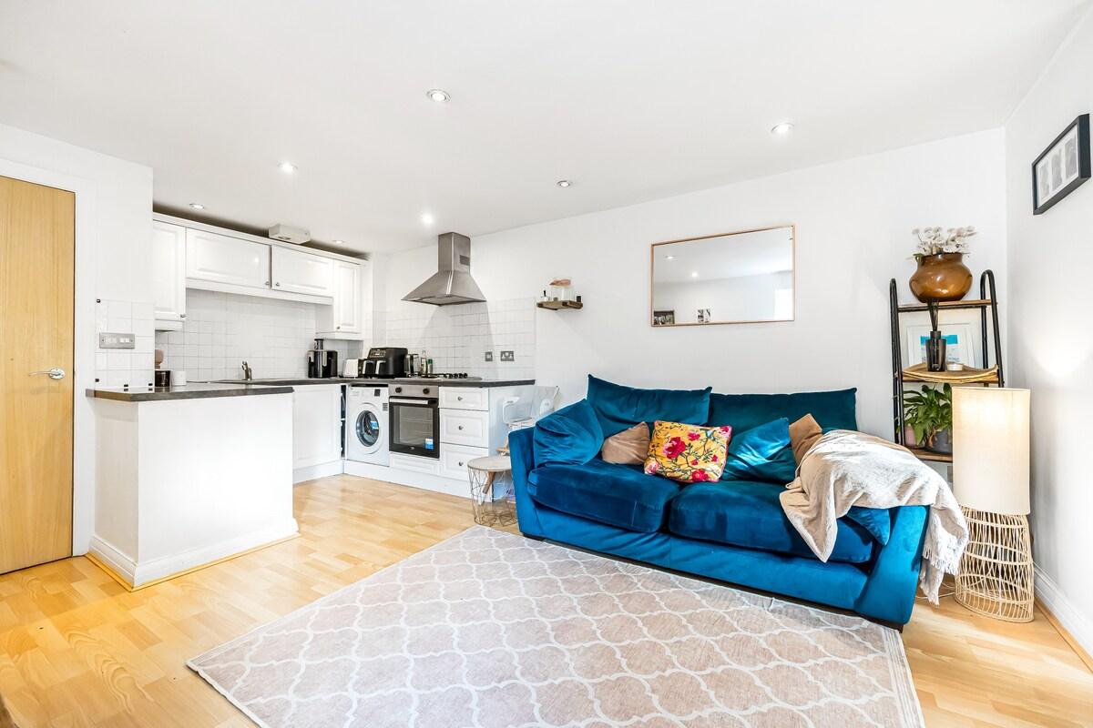 2-Bed Flat in West Didsbury Near Fletcher Moss3