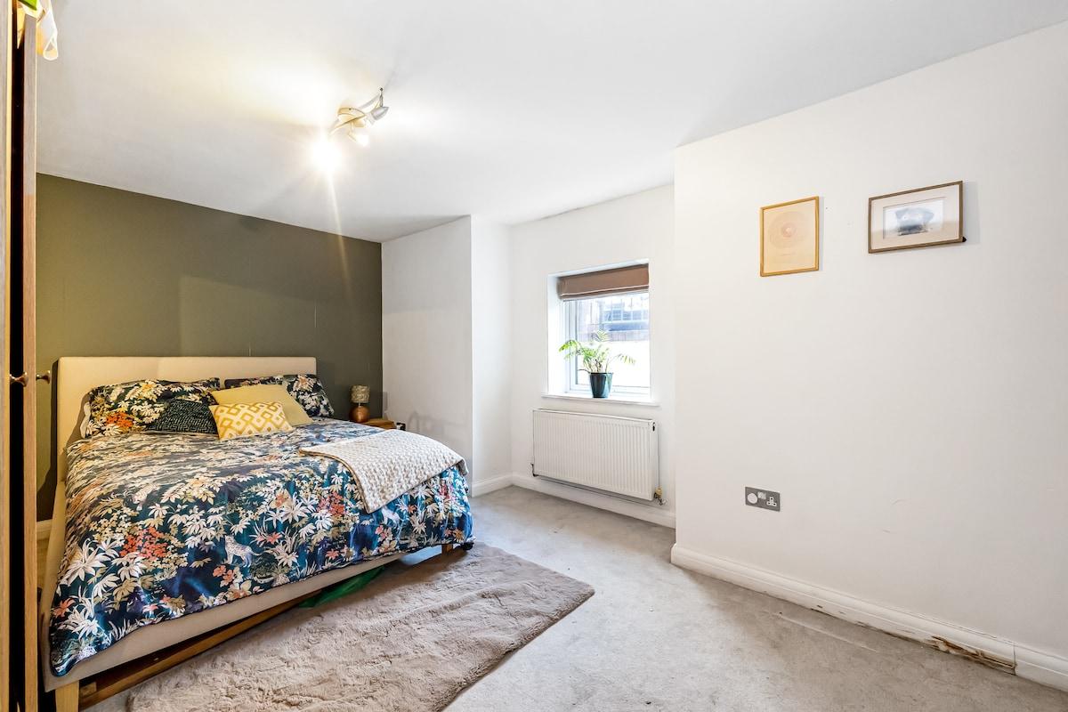 2-Bed Flat in West Didsbury Near Fletcher Moss5