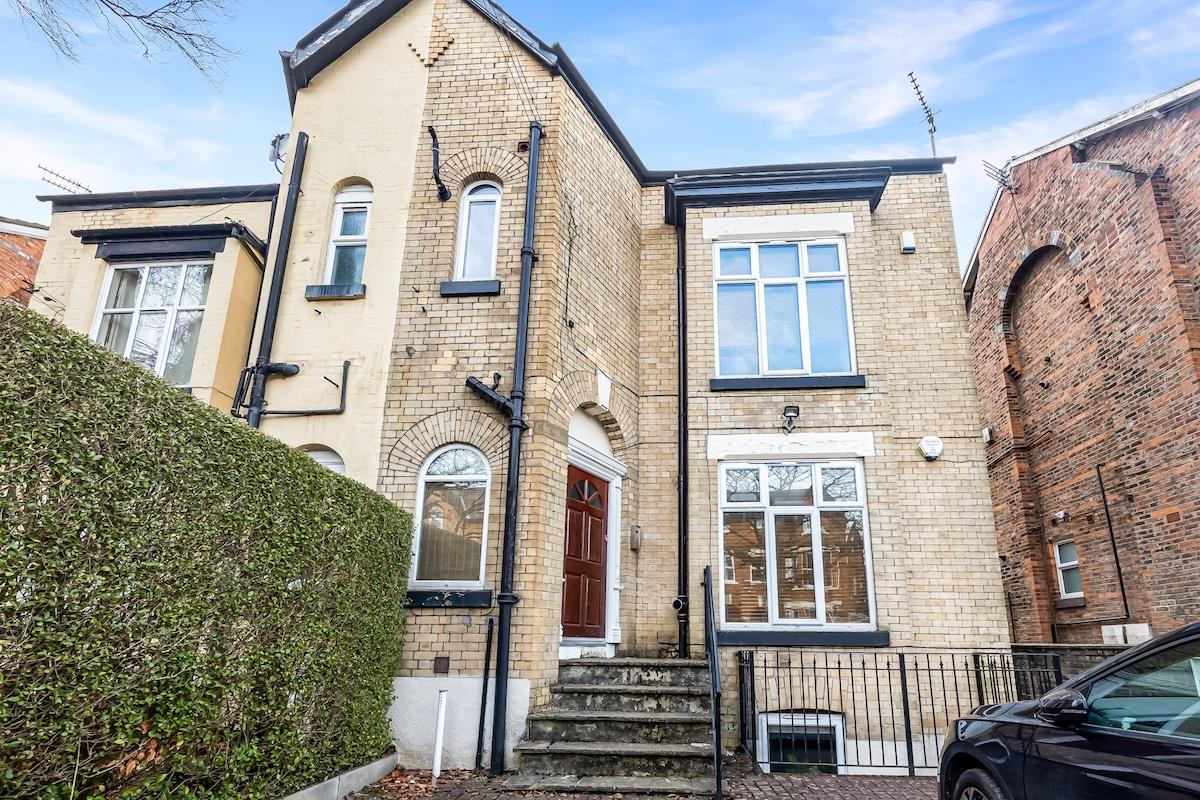 2-Bed Flat in West Didsbury Near Fletcher Moss6