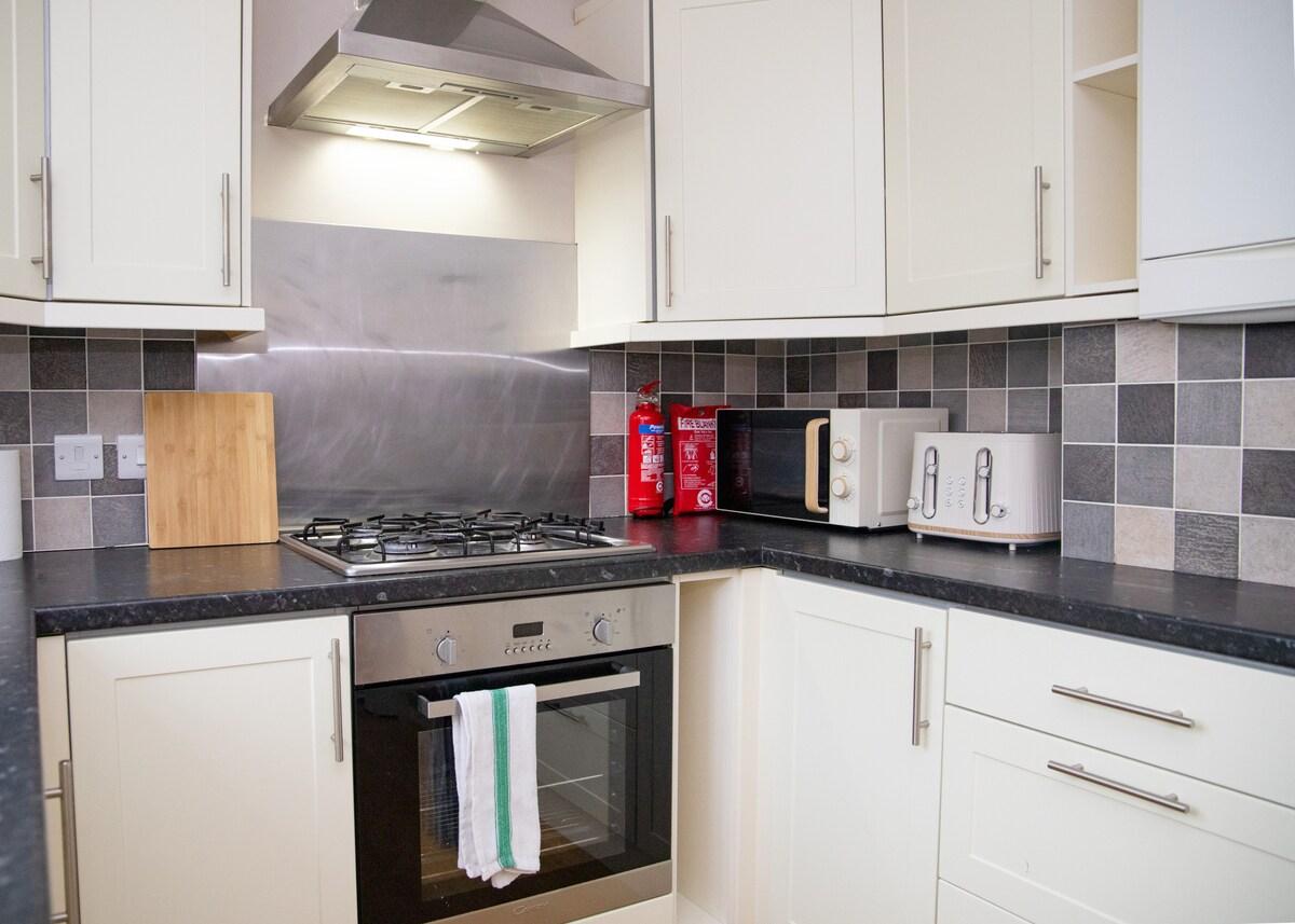 3x Bed Elegant Home with Parking