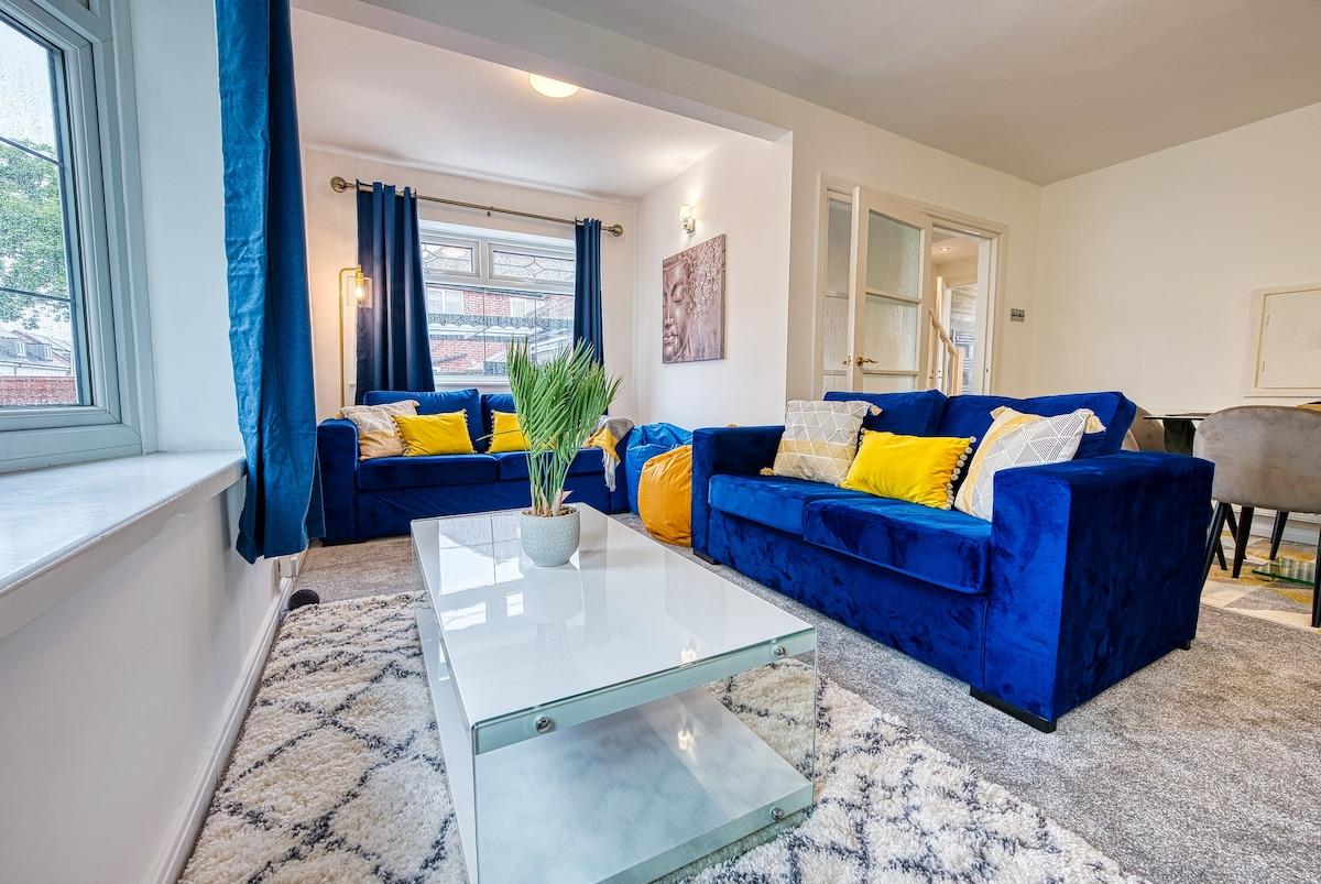 Modern 3 Bedroom 2 Bath House with Parking4