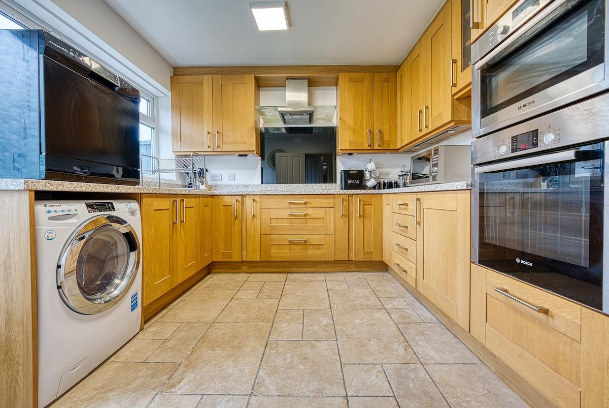 Modern 3 Bedroom 2 Bath House with Parking6
