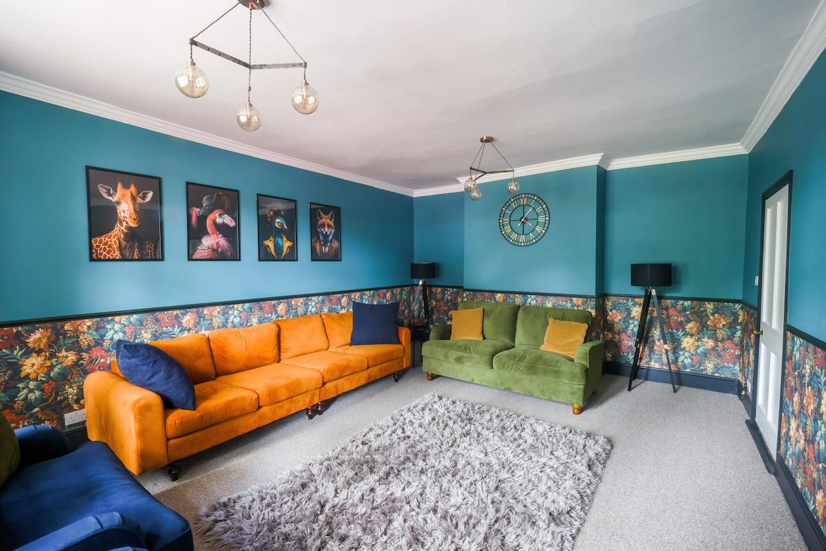 5 bed, central home- beautiful & modern