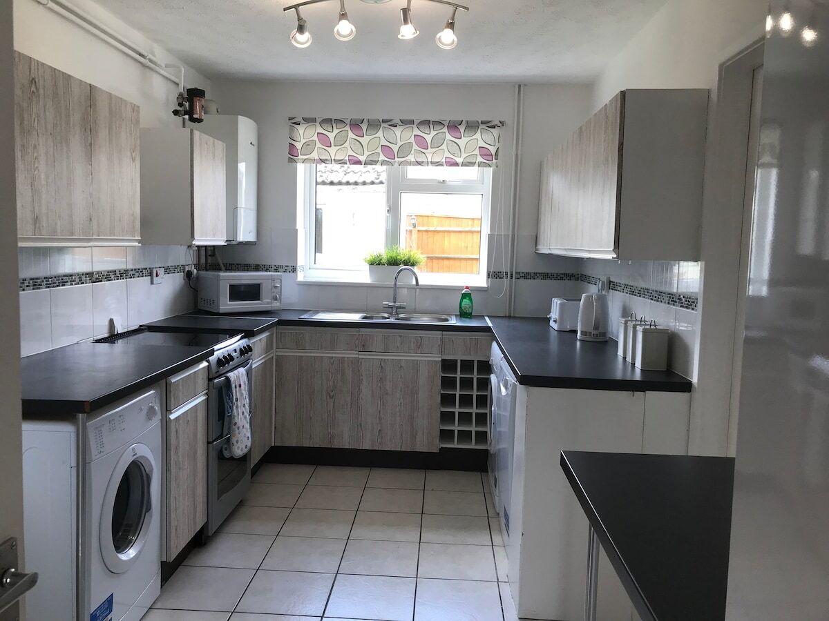 Family & contractor friendly |4BR, private parking6