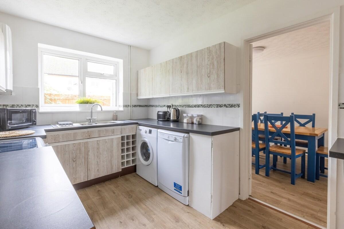Family & contractor friendly |4BR, private parking2