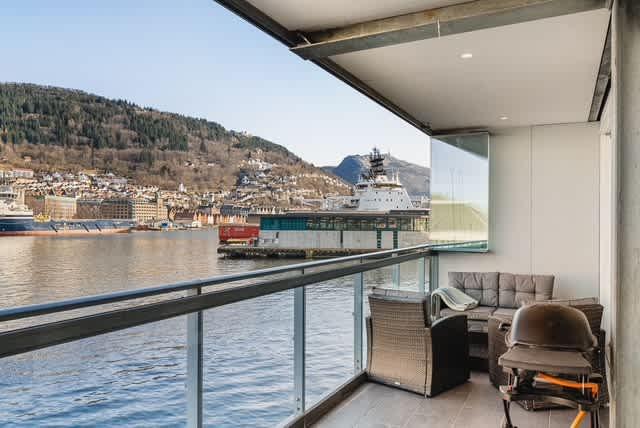 Large Seaside 2BR - Balcony - Harbour city view