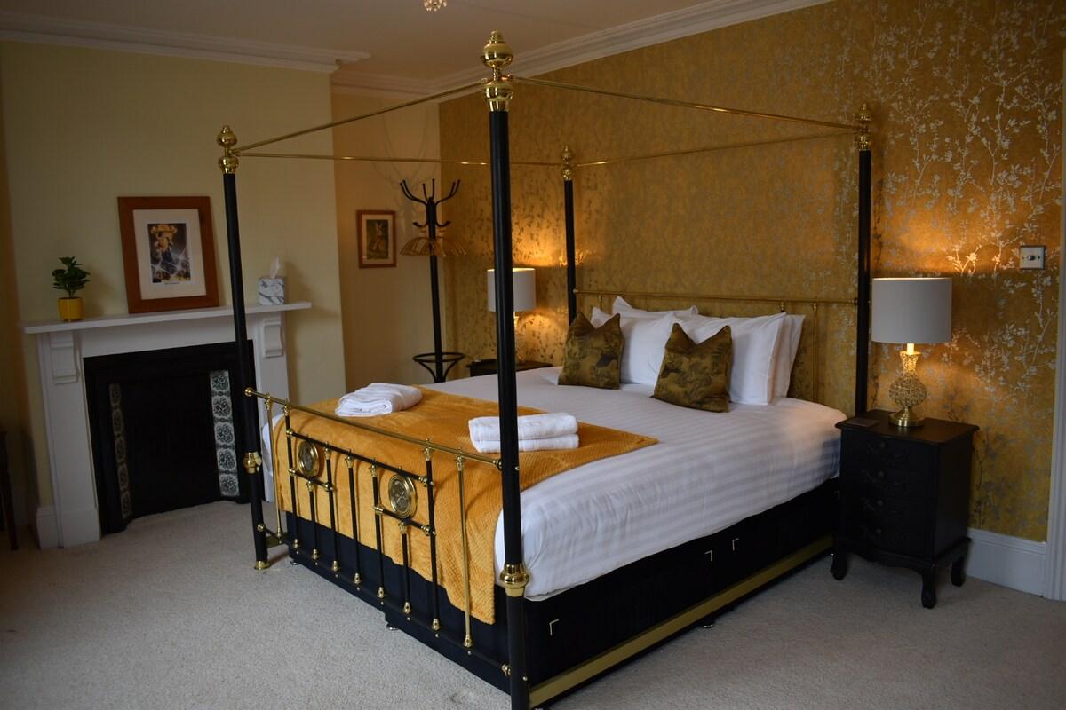 The Carlton, 4-bed Victorian Townhouse + Parking