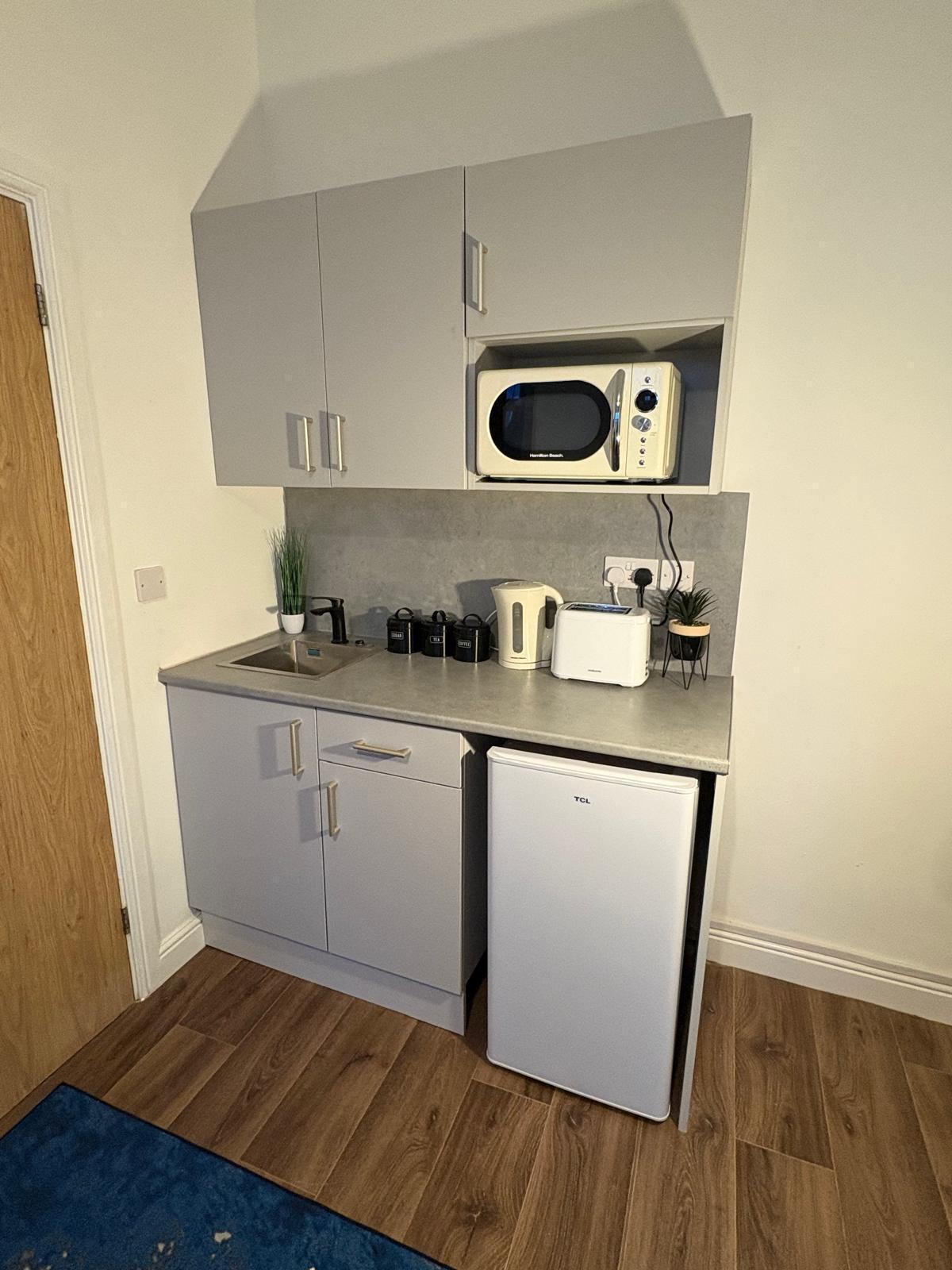 Ensuite flat 4 Wifi Smart TV Kitchenette Parking2
