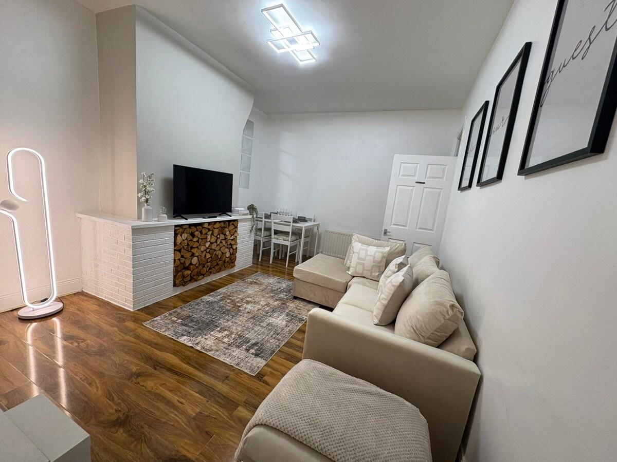 2BR Flat | Parking | Wi-Fi | Near metro Centre