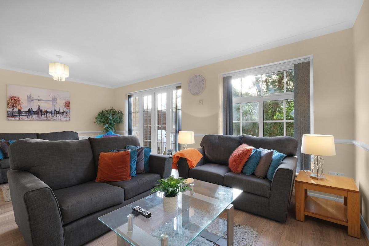4 Bedroom Family House with Parking and Garden