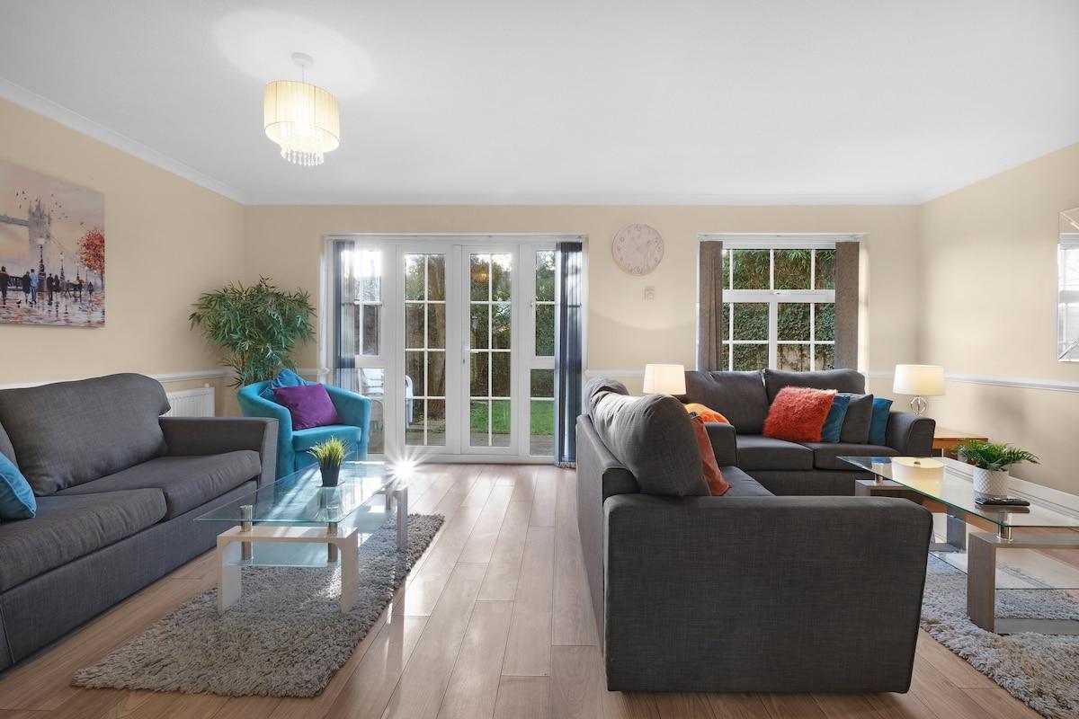 4 Bedroom Family House with Parking and Garden2