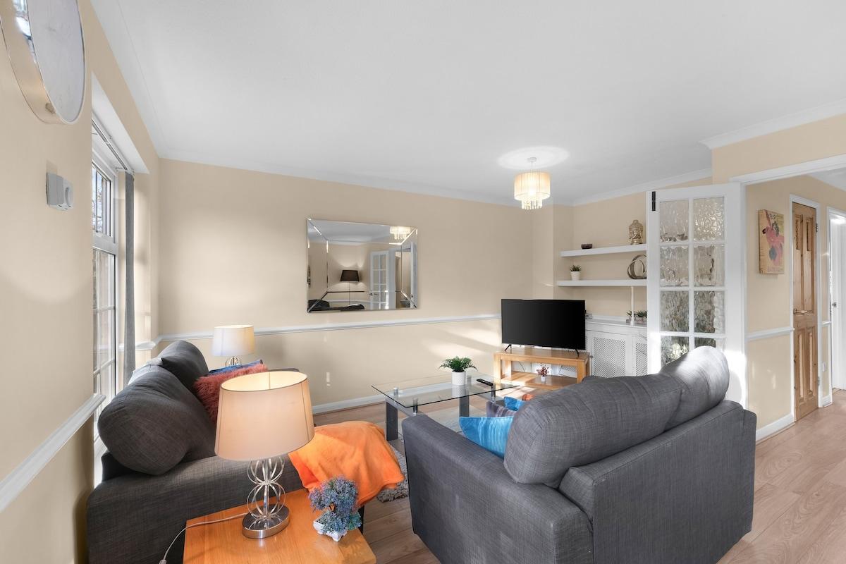 4 Bedroom Family House with Parking and Garden3