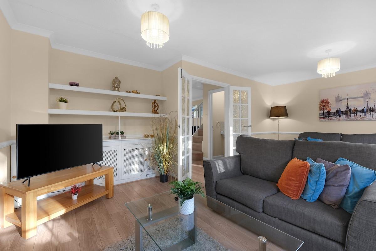 4 Bedroom Family House with Parking and Garden4