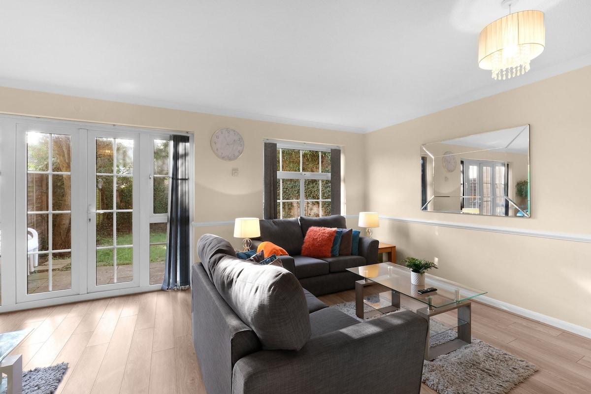 4 Bedroom Family House with Parking and Garden5