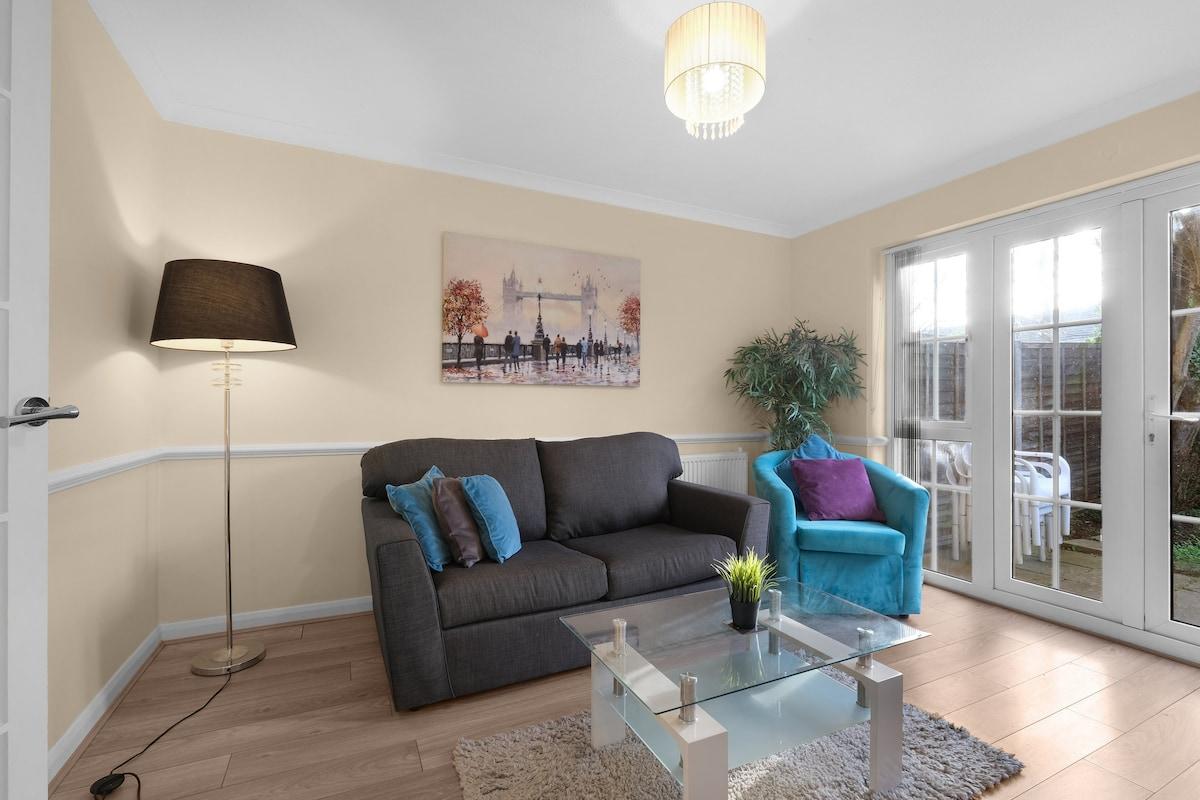 4 Bedroom Family House with Parking and Garden6