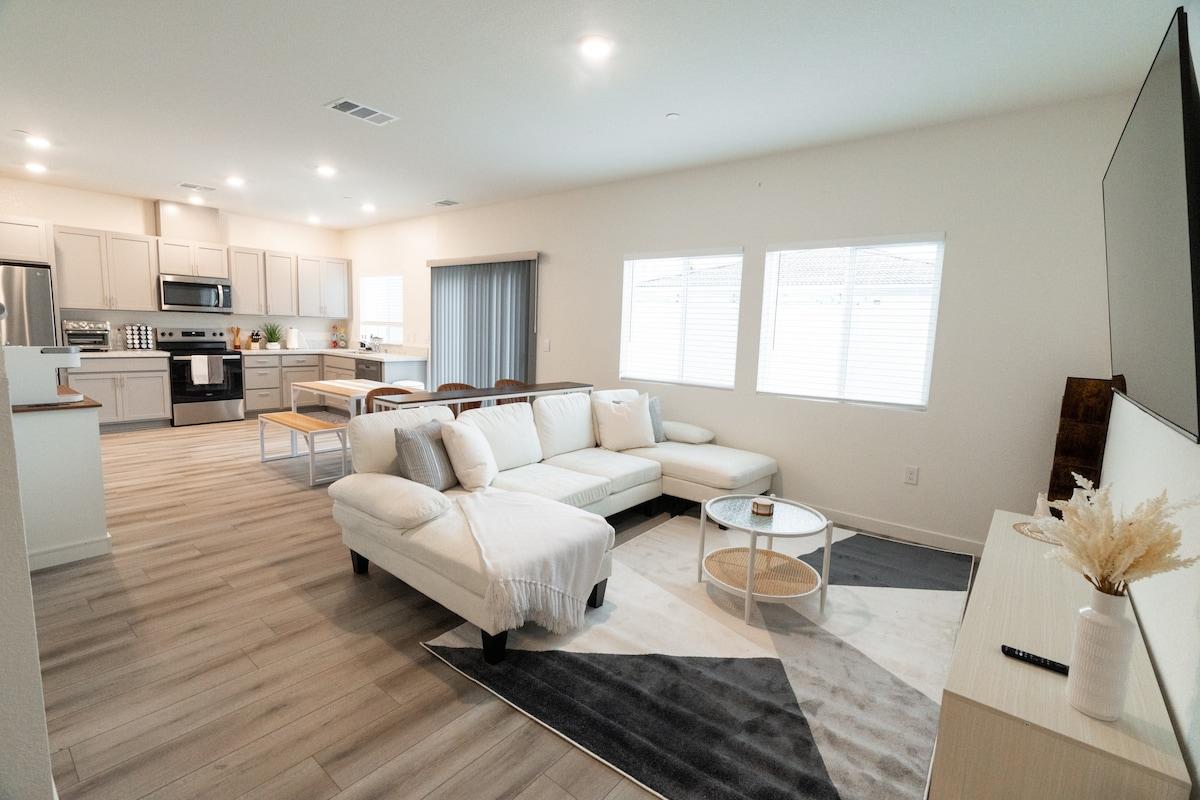 Beautiful Modern Home |Outdoor Patio and BBQ Grill