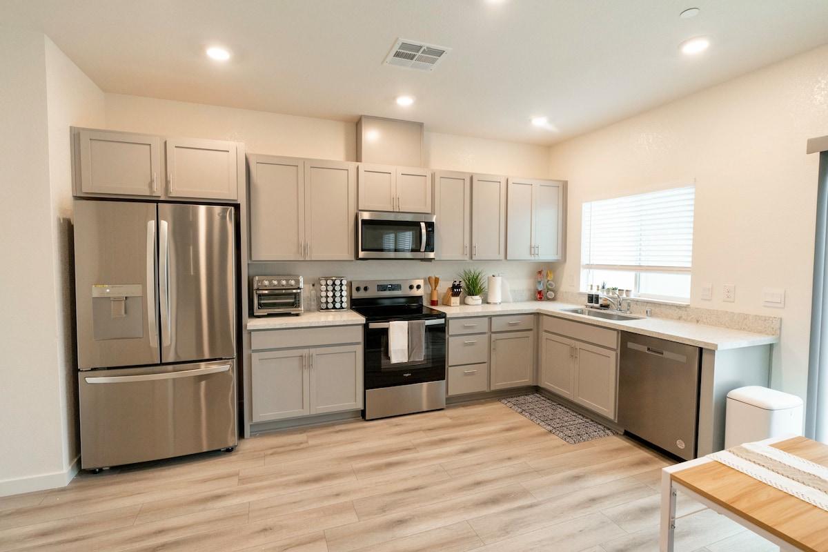 Beautiful Modern Home |Outdoor Patio and BBQ Grill2