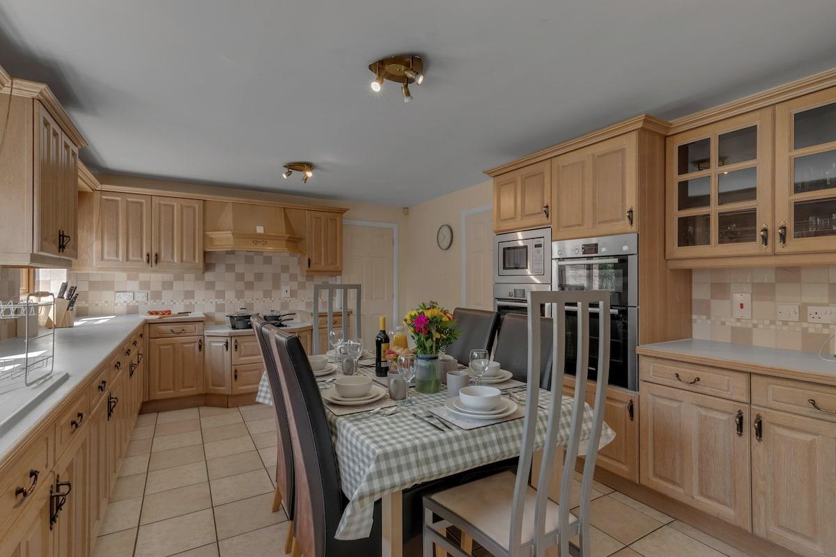 6BR Home | Sleeps 11 | Families & Business Groups