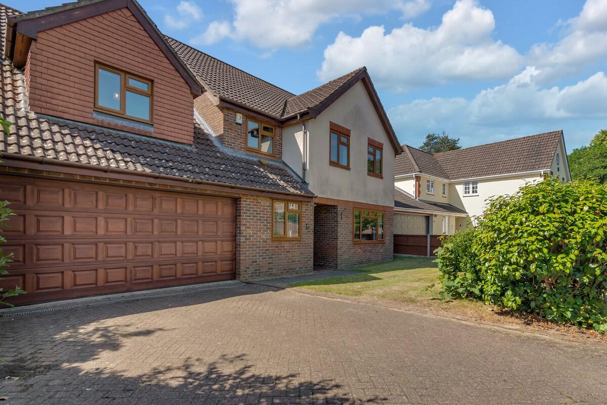 6BR Home | Sleeps 11 | Families & Business Groups5