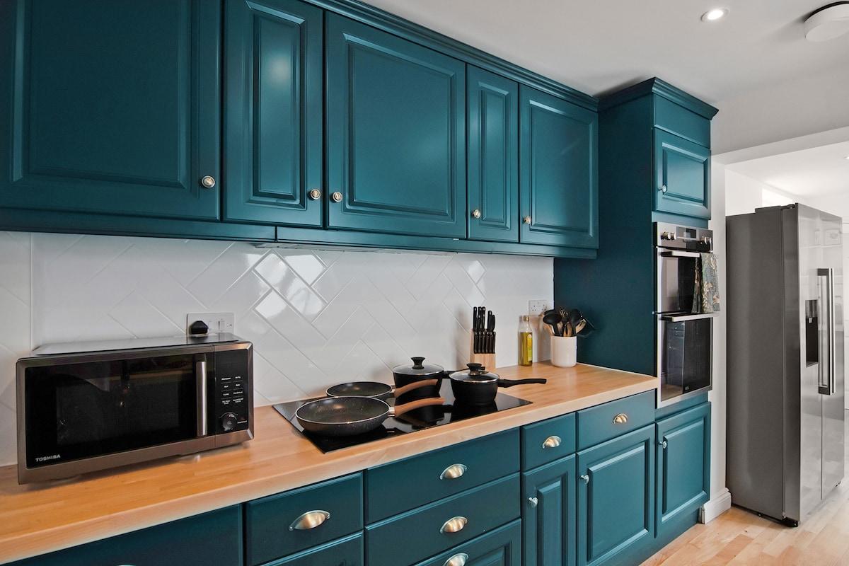 3BR Georgian Home | BBQ Garden | Parking | Central2