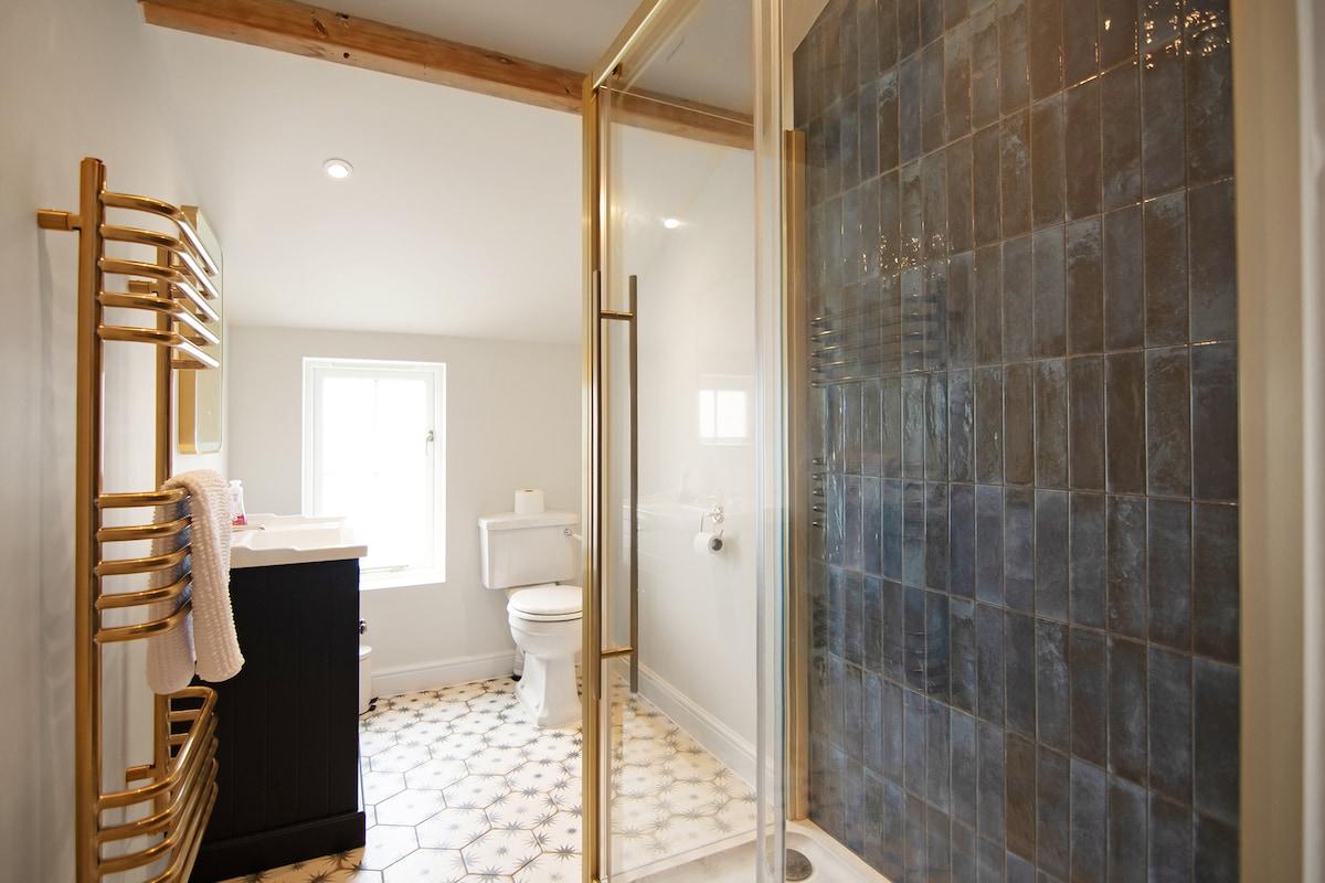3BR Georgian Home | BBQ Garden | Parking | Central4