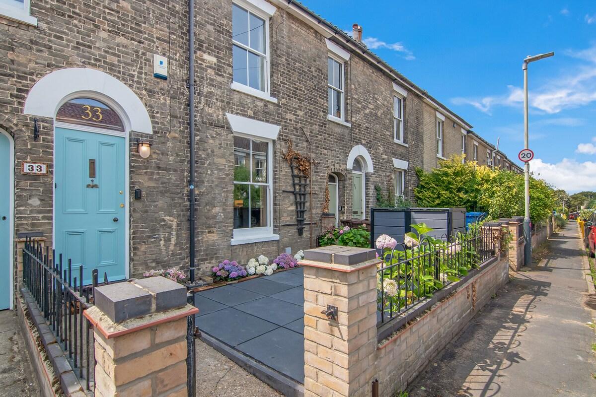 3BR Georgian Home | BBQ Garden | Parking | Central6