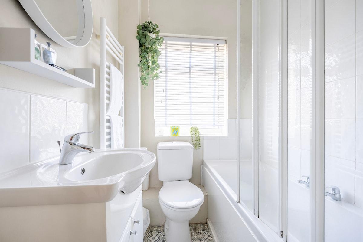 1BR Corner Home | Free Parking | Golden Triangle4