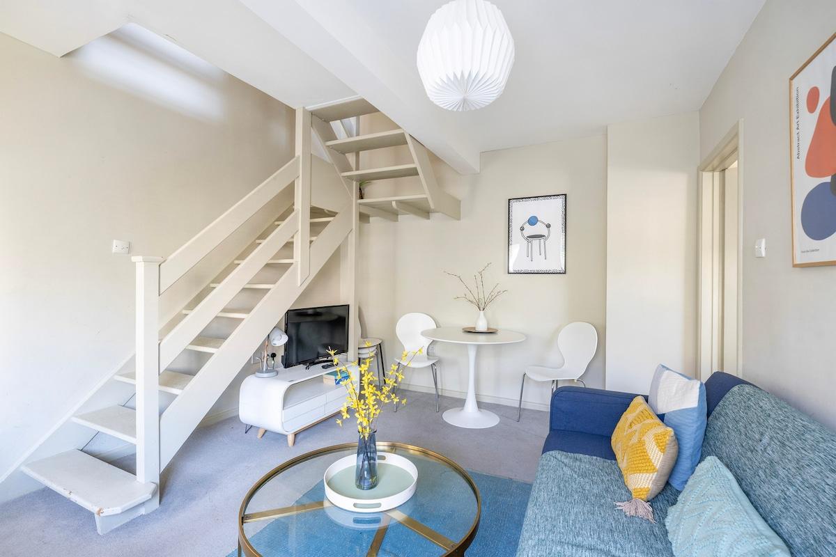 1BR Corner Home | Free Parking | Golden Triangle6