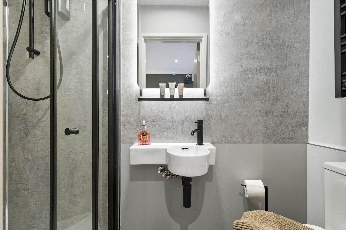 Cosy Ensuite Annex | Norwich Station | Long Stays6