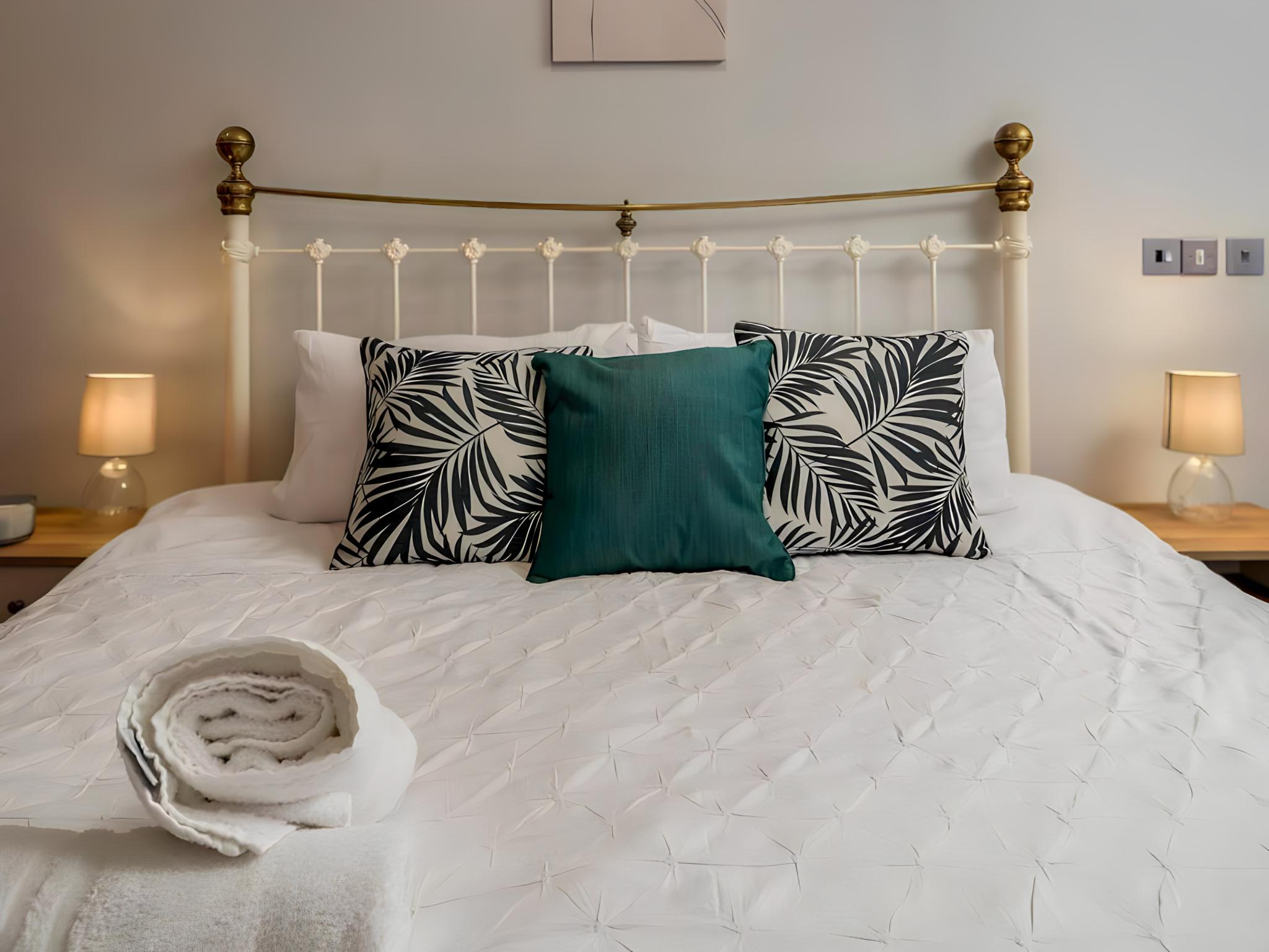 Large 2 Bed Penthouse | Lift Access, Free Parking2