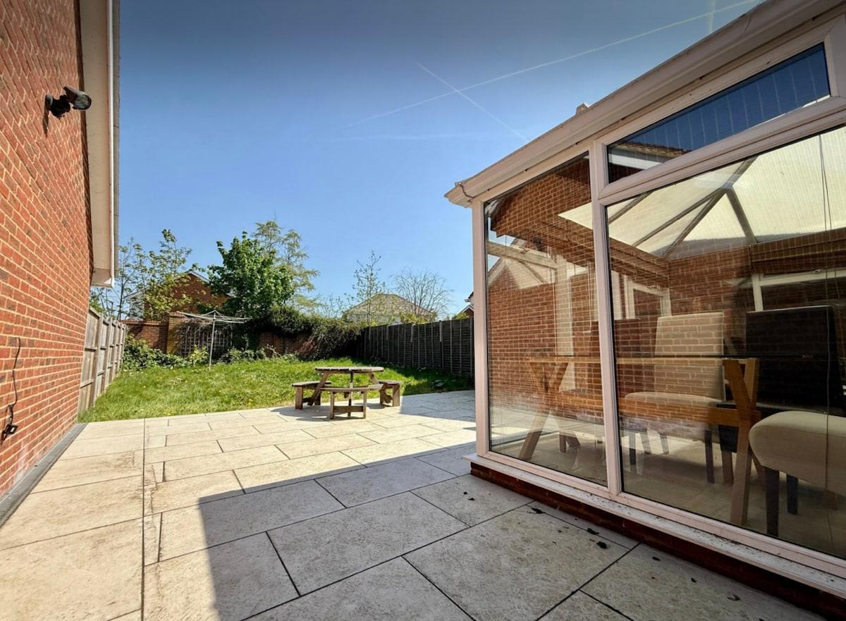 Marlow Town-House Contractors & Families Welcome2