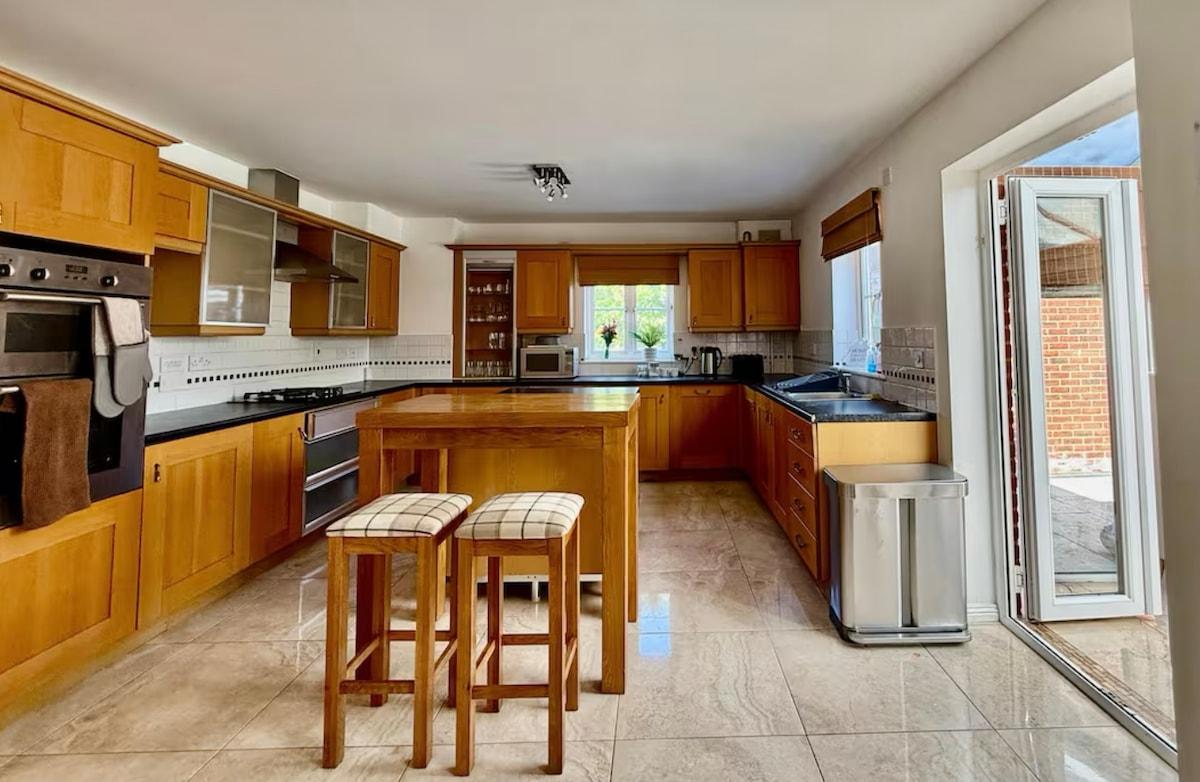 Marlow Town-House Contractors & Families Welcome3