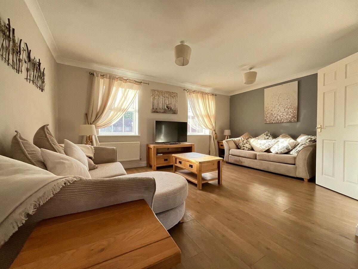 Holthart TownHouse- Contractors, Families & Pets