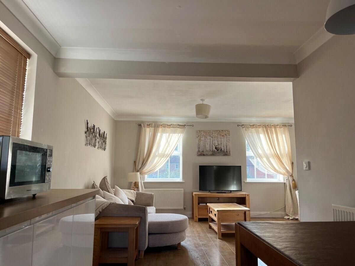 Holthart TownHouse- Contractors, Families & Pets2