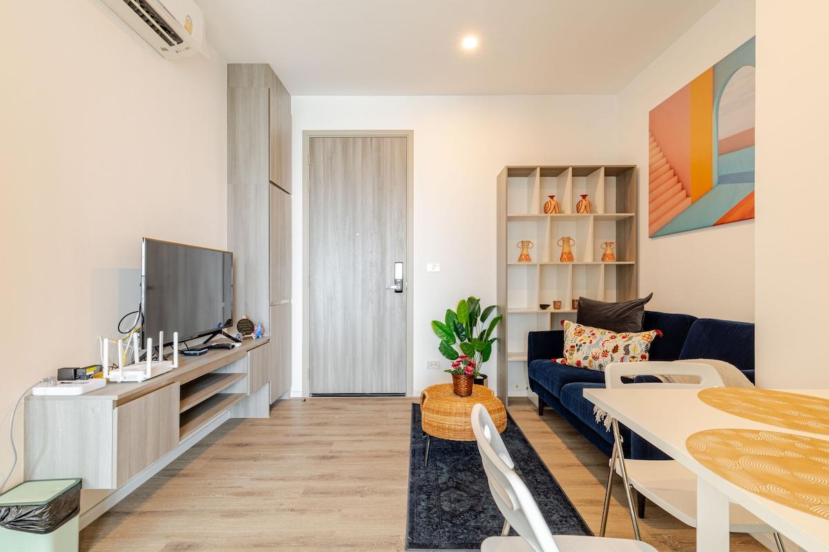 Luxury Condo with Rooftop Pool & Gym near BTS Line